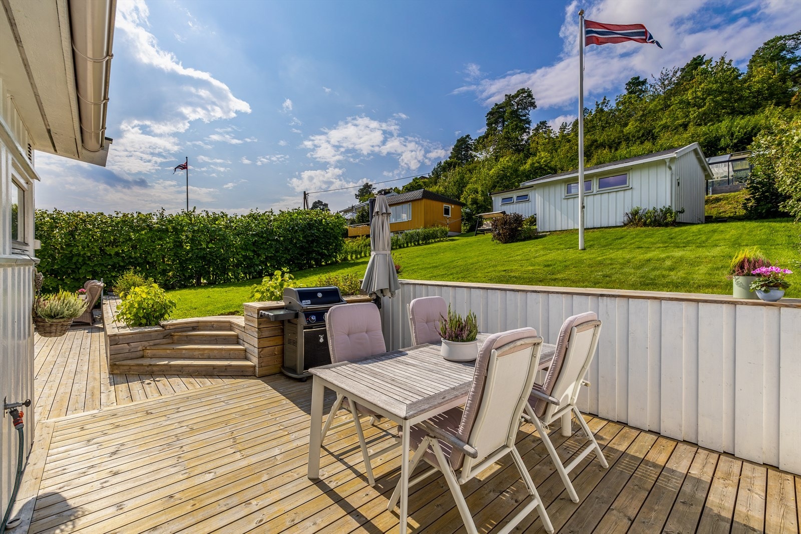 Terrassen har lune, usjenerte soner for total avslapping. Galleribilde