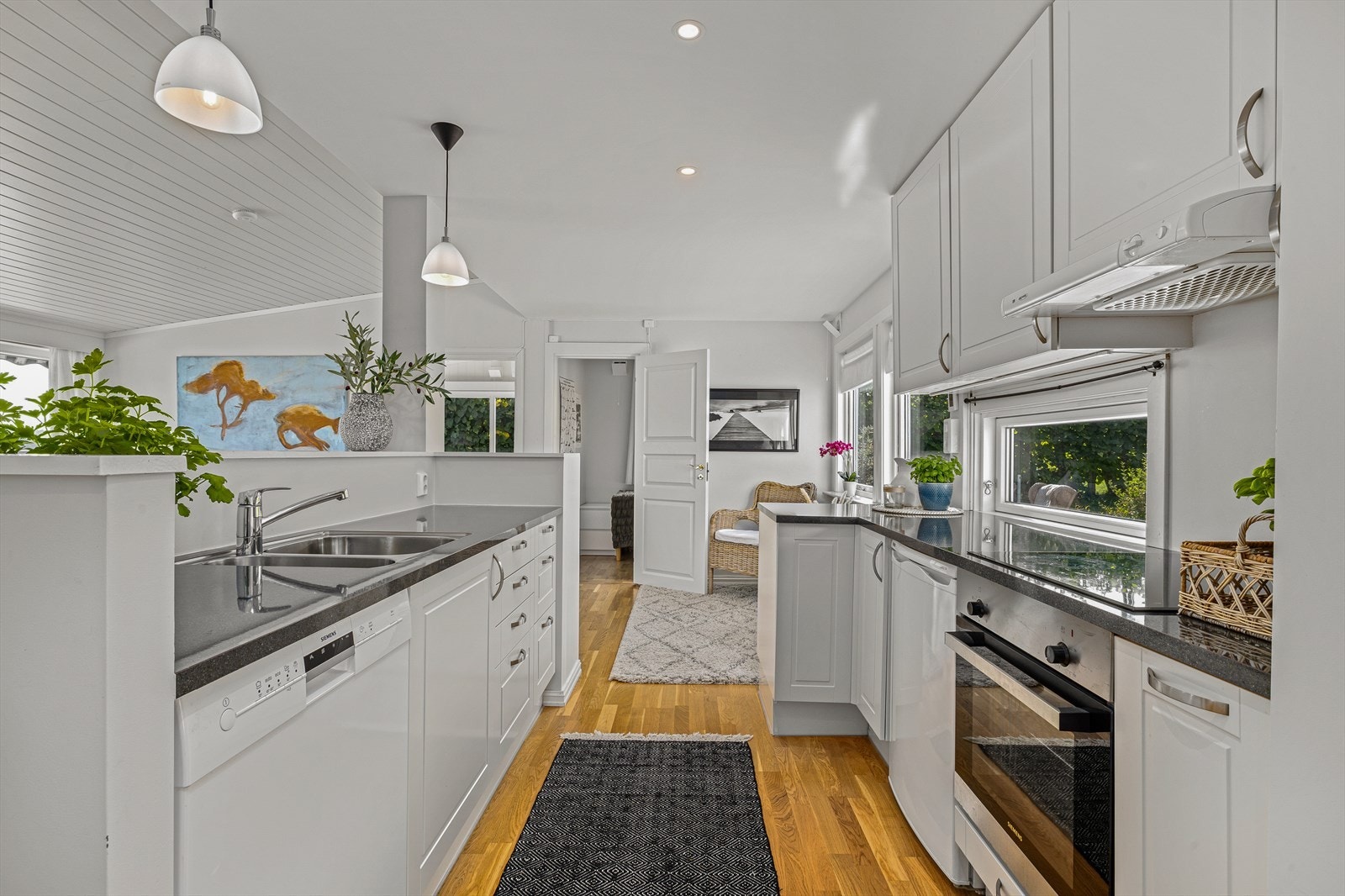 Rundt hele kjøkkenøya er det plassbygde, smarte oppbevaringsløsninger. Galleribilde