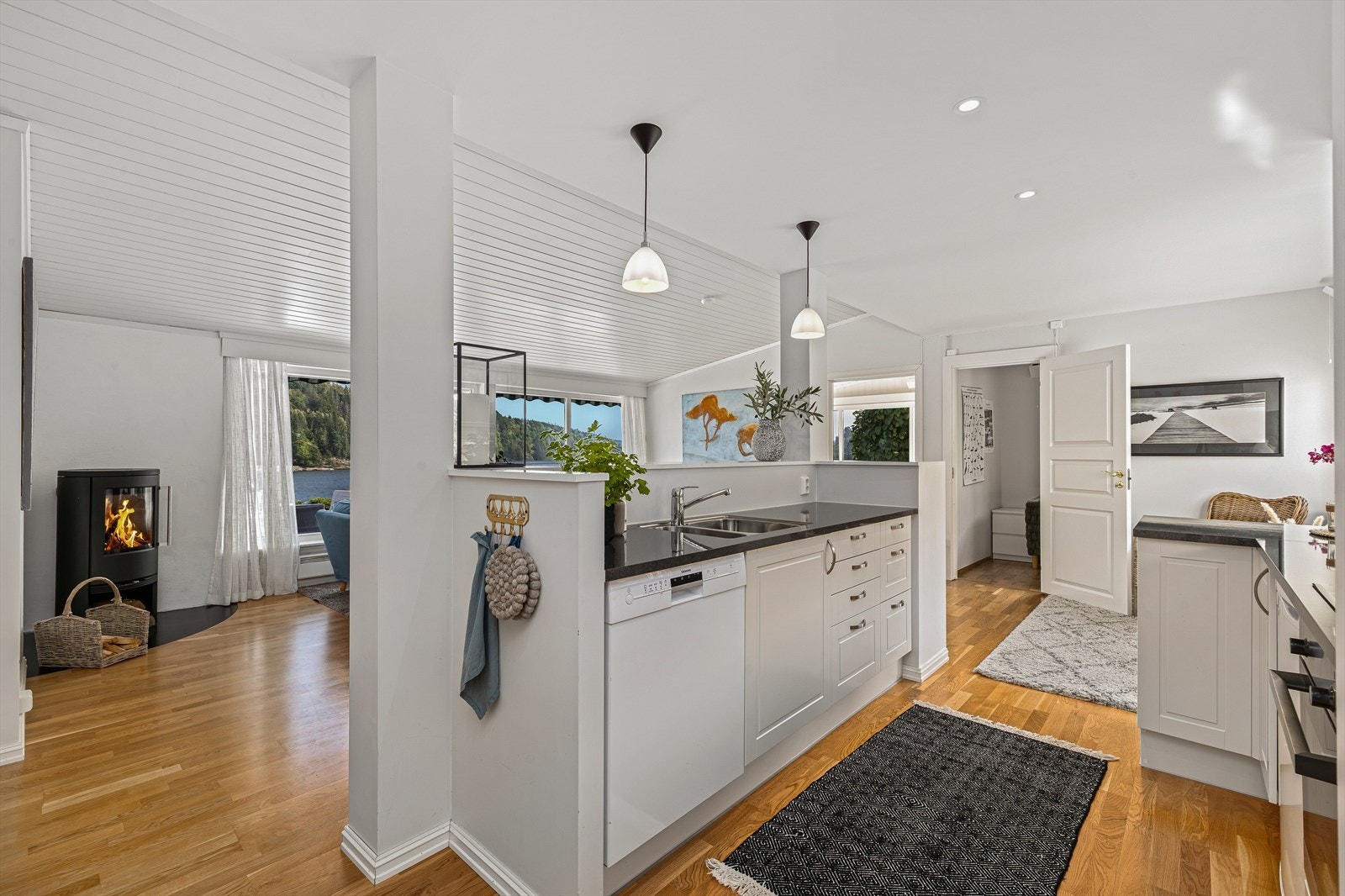 Åpent og lyst kjøkken Galleribilde