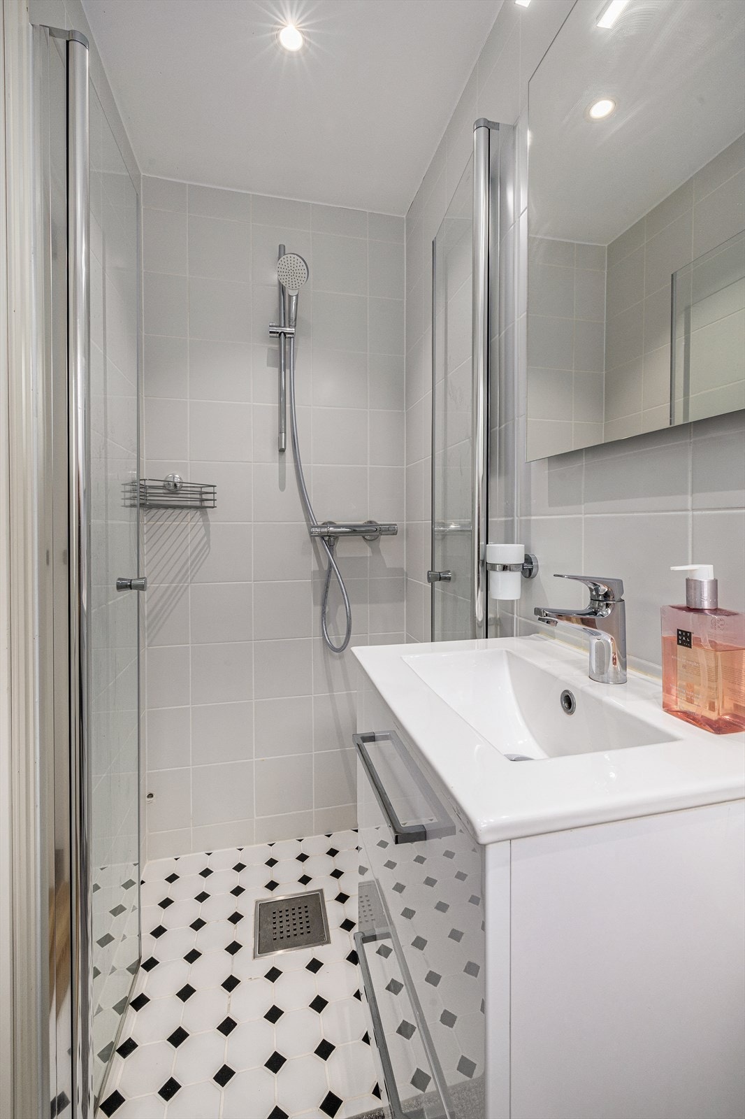 Badet ved soverommet var nytt i 2019, og har downlights i himlingen og varme i gulvet. Galleribilde