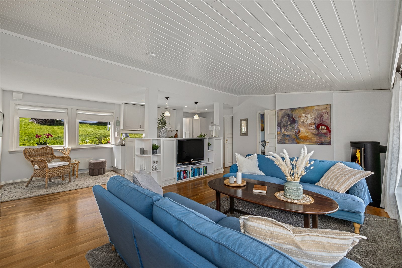 Dagslyset som strømmer inn i i det åpne allrommet gjenspeiles fint i de hvitmalte overflatene. Galleribilde