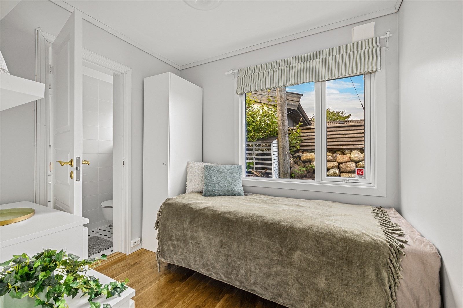 Ett av soverommene har tilknytning til eget, delikat bad/wc. Galleribilde