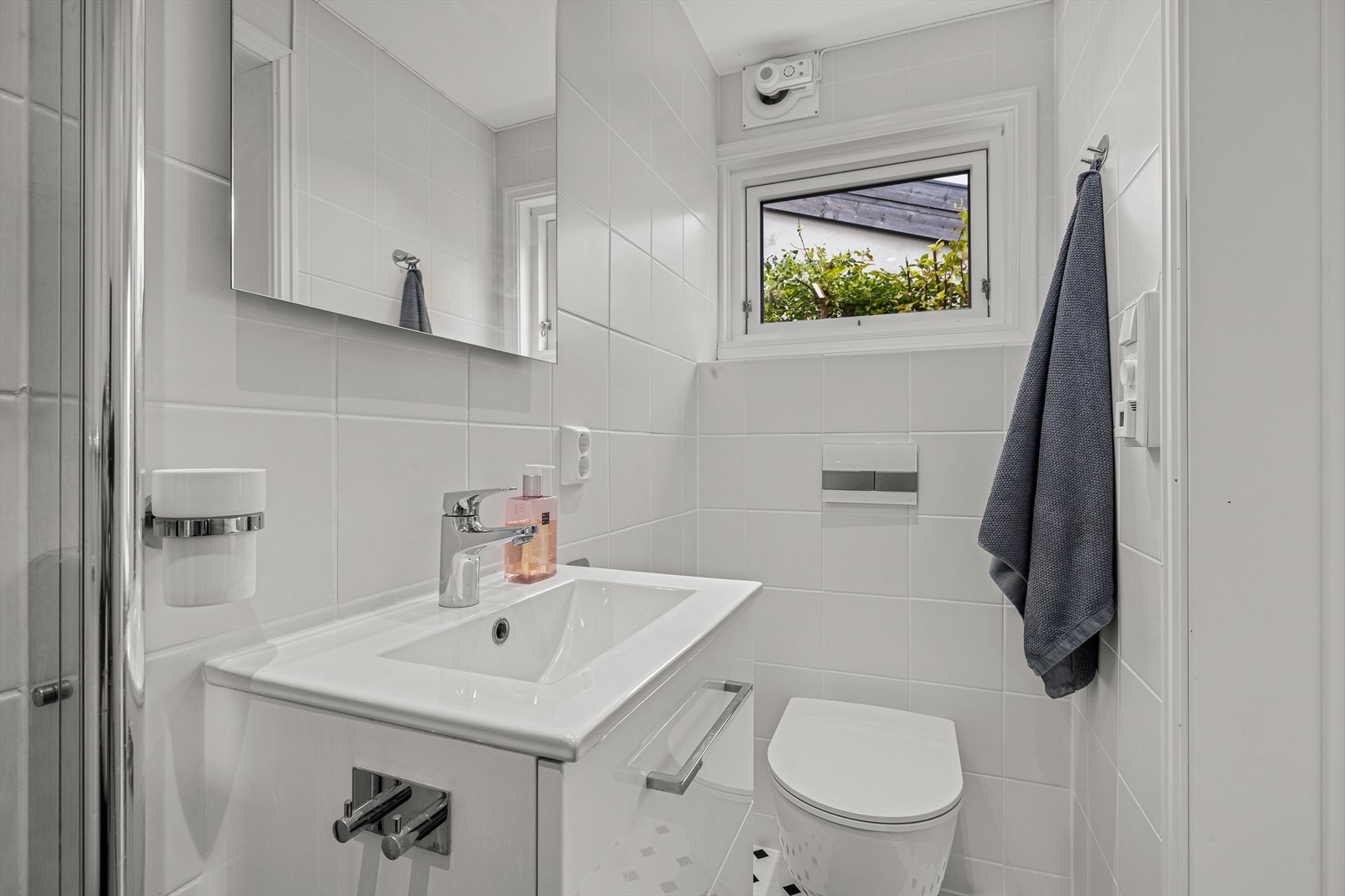 Det er satt inn plassbesparende, innfellbare glassdører i dusjnisjen. Galleribilde