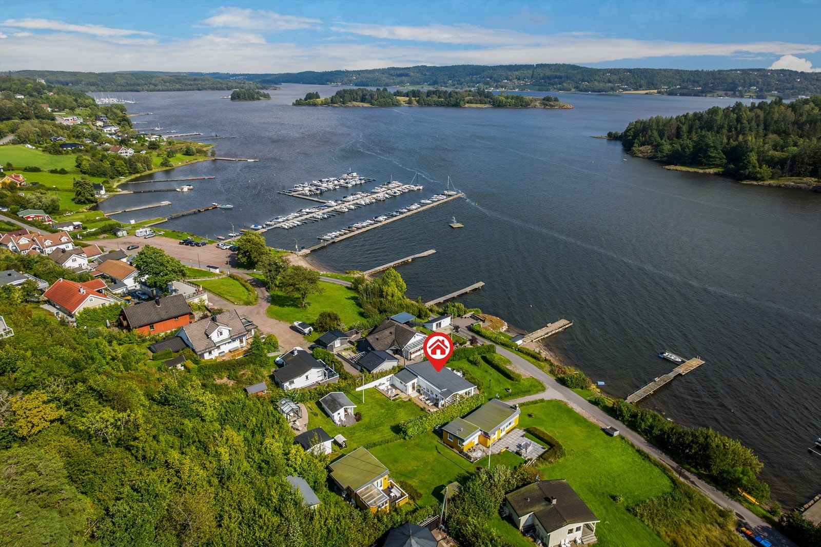 Drone over den flotte beliggenheten tett på Vestfjorden Galleribilde