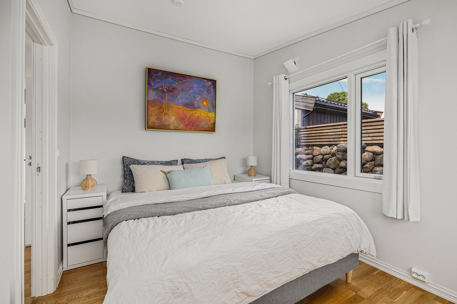 Det er tre gode soverom i hytta, og alle har hvitmalte vegger mot gylne parkettgulv. Galleribilde