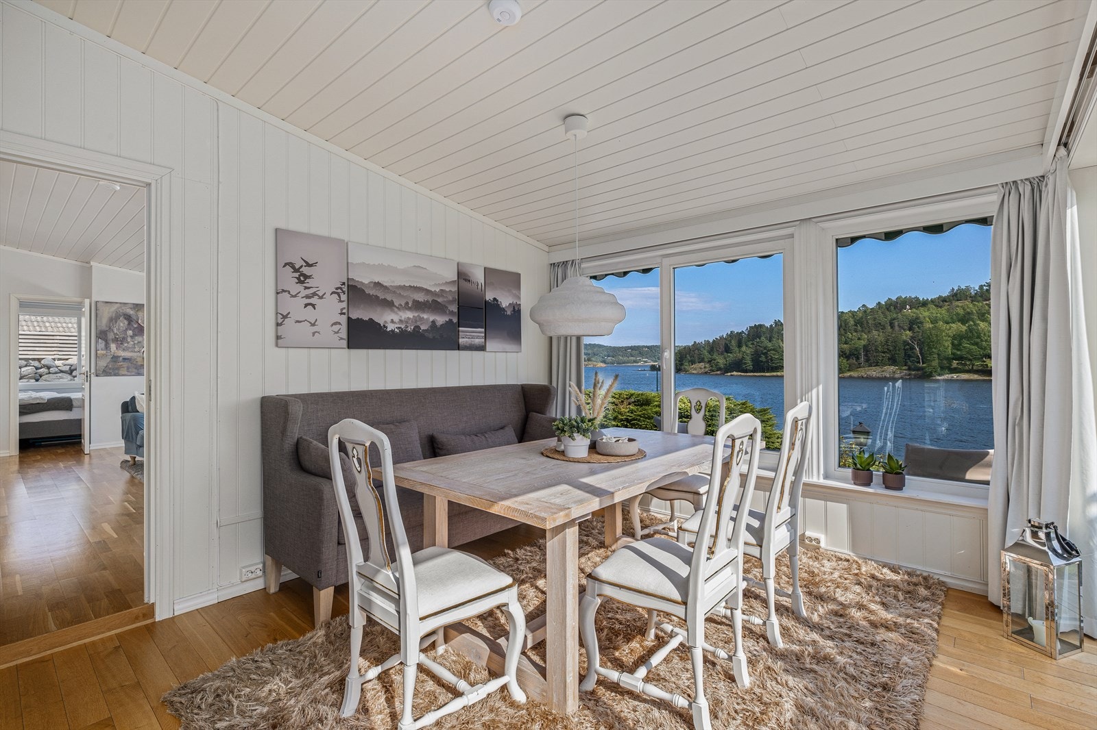 Fra stuen er det videre adkomst til en herlig spisestue med fantastisk atmosfære. Galleribilde