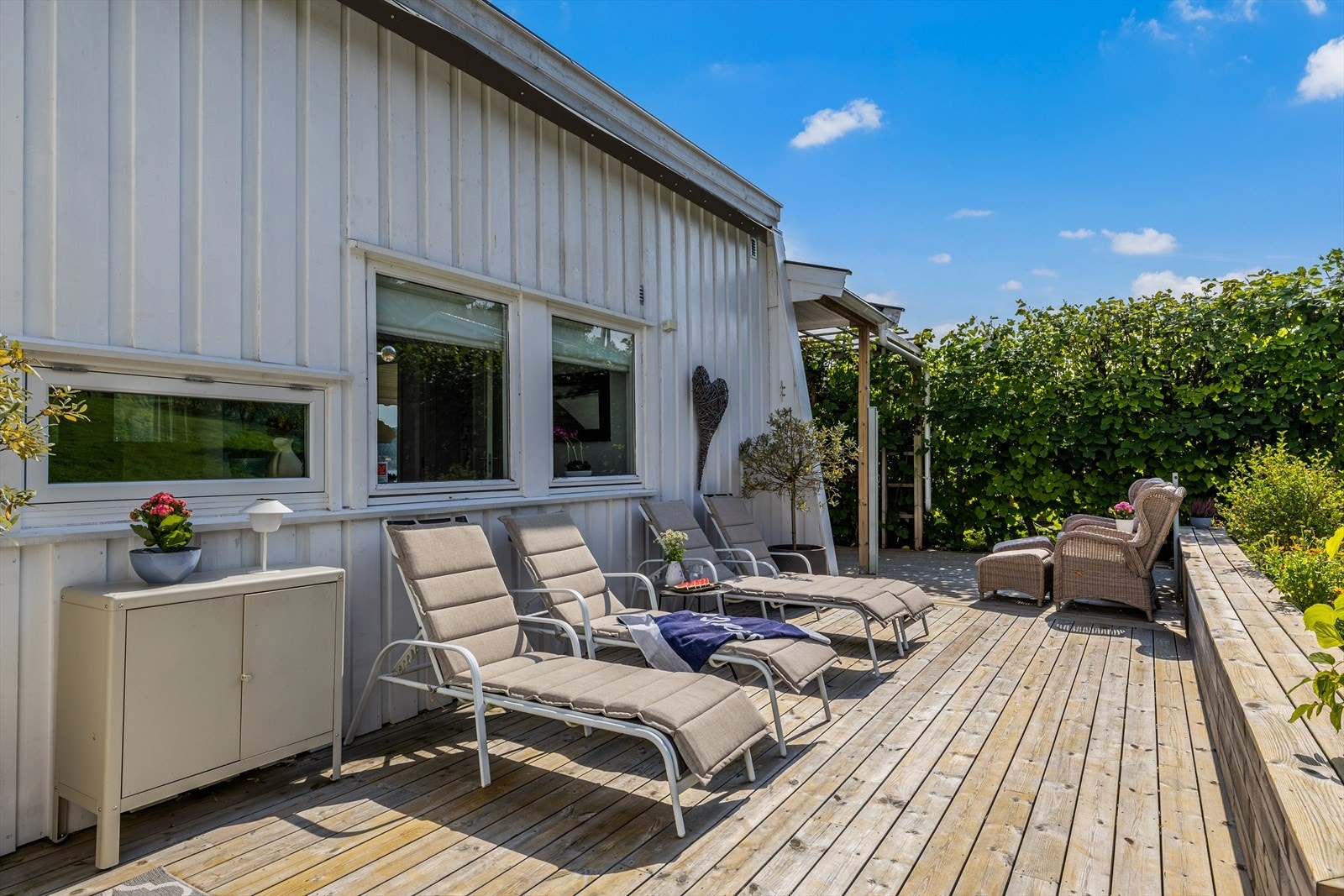 Rundt tre sider av hytta strekker det seg en herlig terrasse med møbleringsfrihet. Galleribilde