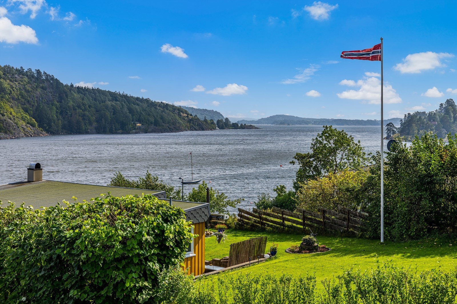 Den østvendte delen av eiendommen byr på nydelig panoramautsikt . Galleribilde