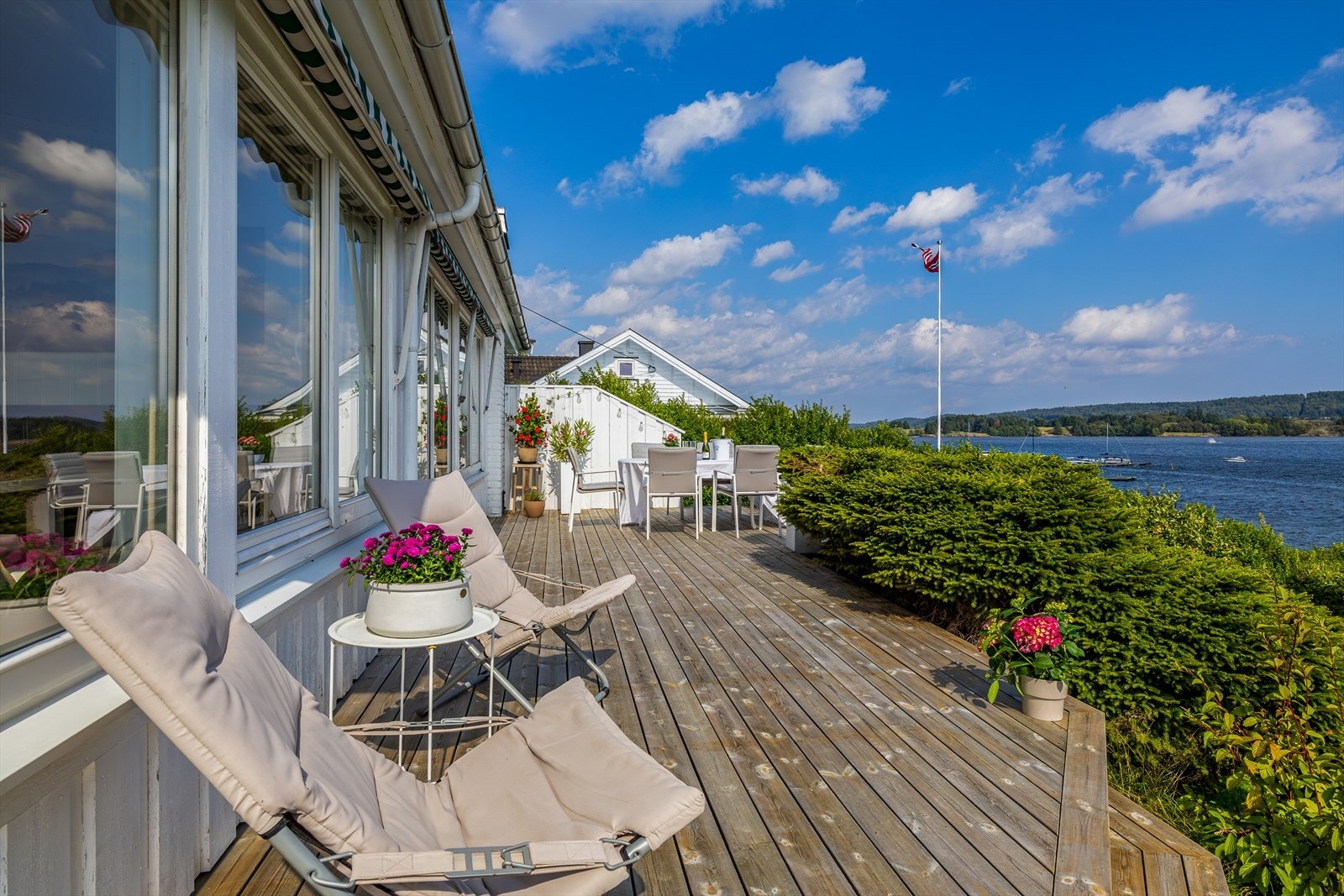Den østvendte delen av terrassen byr på nydelig panoramautsikt. Galleribilde