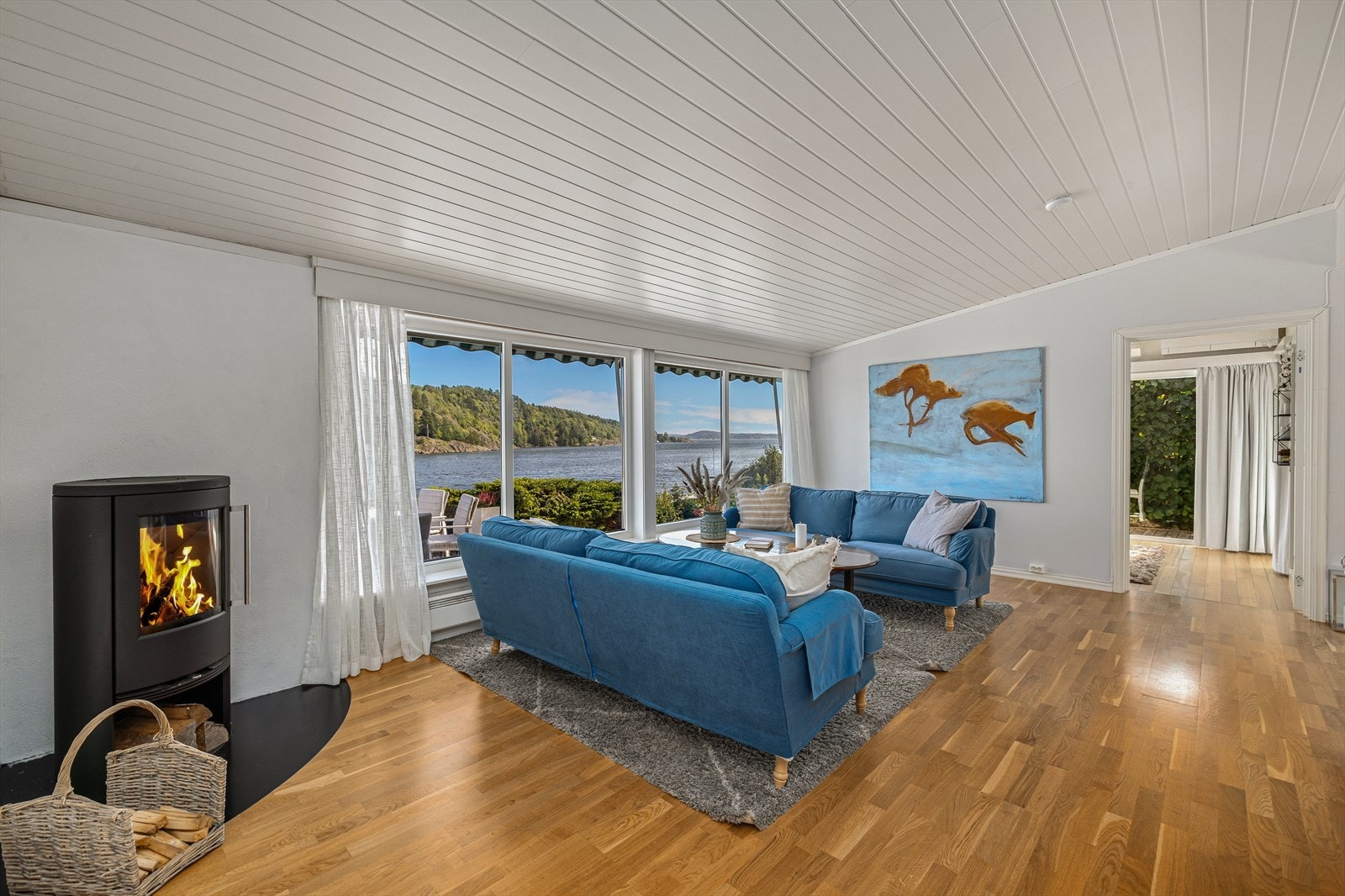 I 2021 er det montert en moderne, rentbrennende peisovn i stuen. Galleribilde