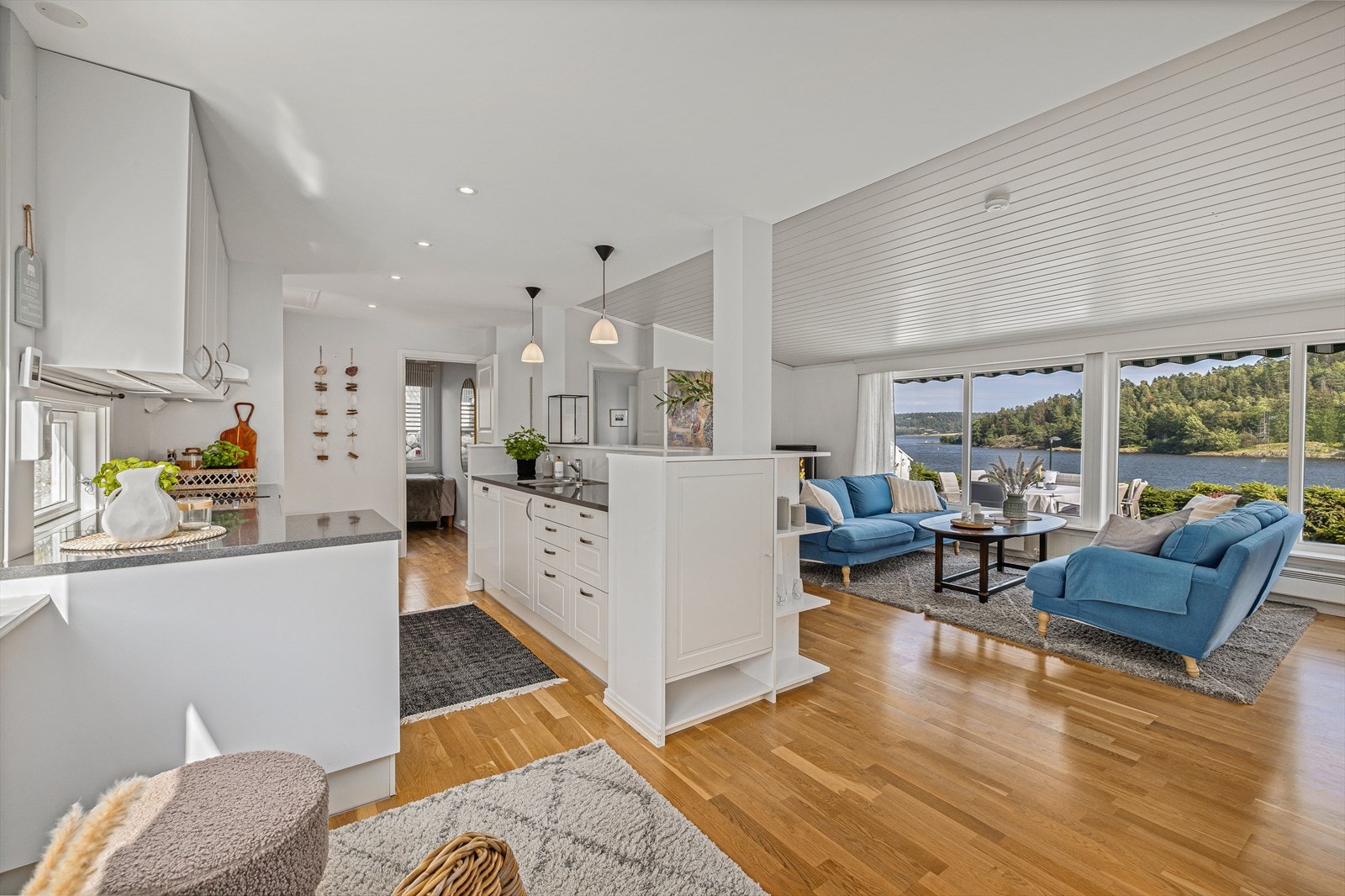 Den åpne. luftige planløsningen gjør matlagingen sosial. Galleribilde