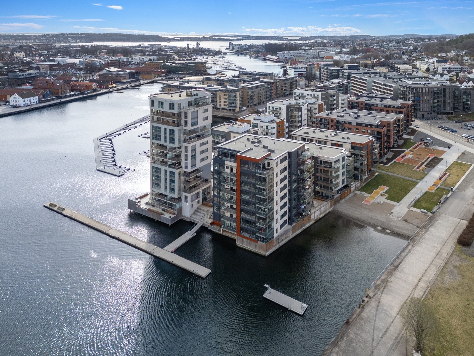 Leiligheten ligger i 9. etasje, har heisadkomst og garasjeplass med el-billader Galleribilde