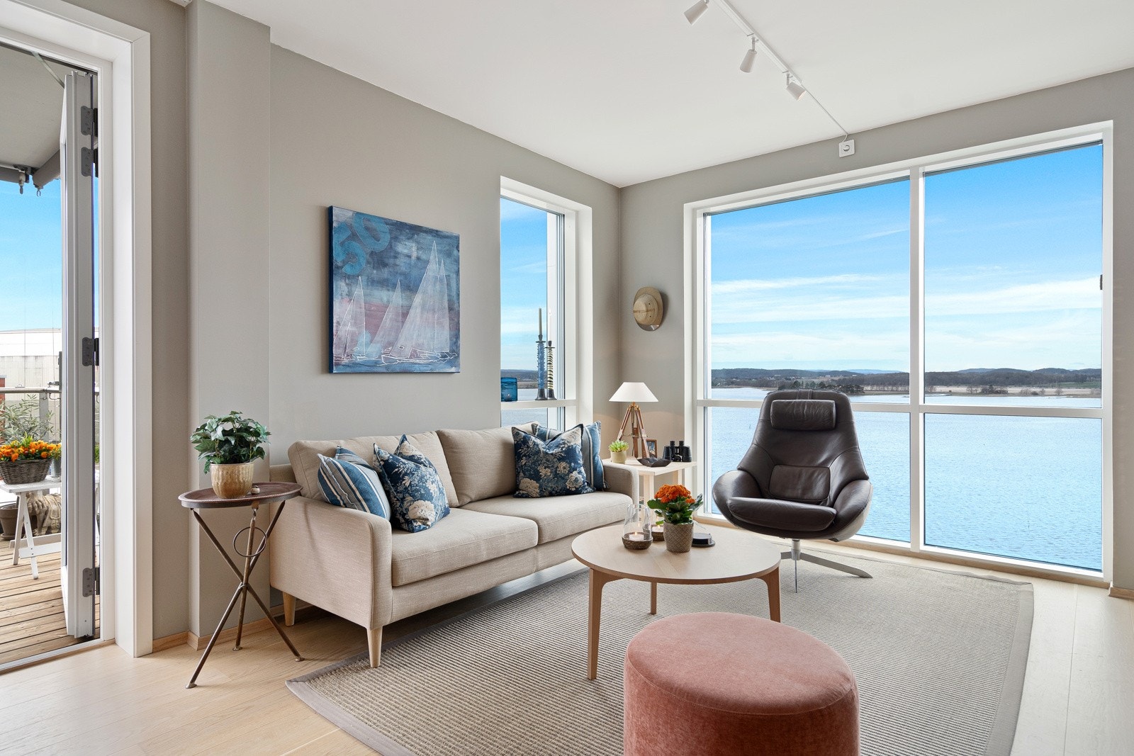 Leiligheten har moderne standard med vannbåren gulvvarme, balansert ventilasjon, Fancoil/kjøleanlegg, enstavs eikeparkett og stilfulle detaljer Galleribilde