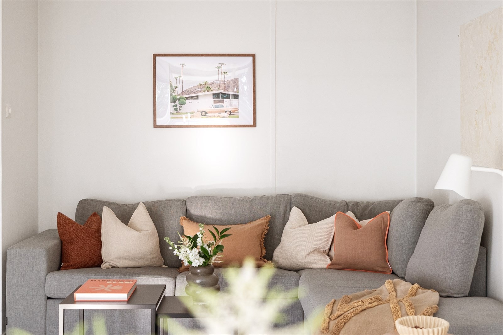 Sofakroken gir en sosial og avslappende sone med utsyn mot grønne omgivelser. Galleribilde