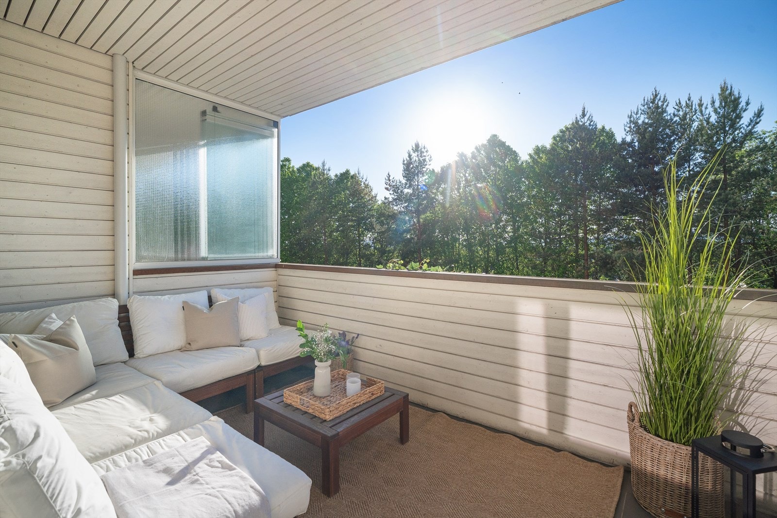Stor og solrik balkong med flott utsyn mot grønne omgivelser. Her kan du nyte kaffekoppen i fred og ro, med en følelse av å være tett på naturen. Galleribilde