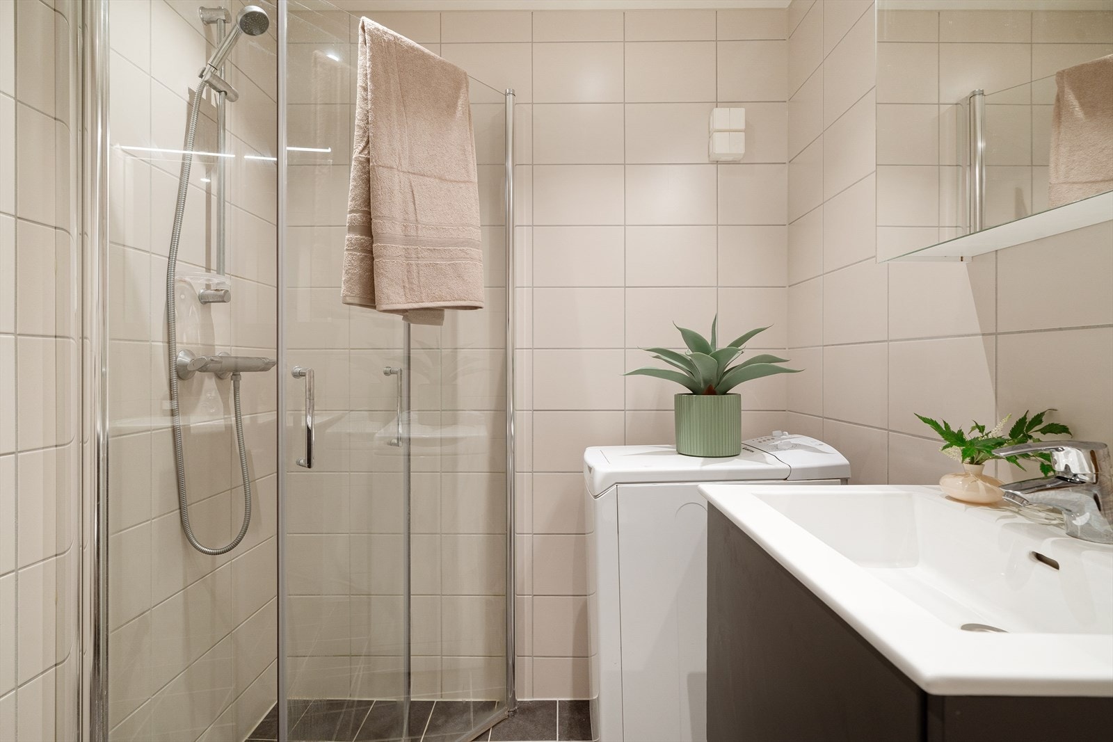 Delikat bad oppusset i 2020. Badet er bestående av flislagte gulv samt vegger i tidsriktige og behagelige fargetoner. Galleribilde