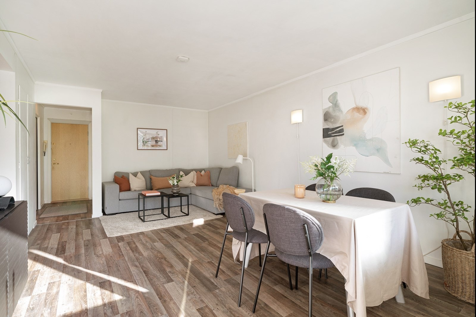 Med god plass til både sofagruppe og spisebord er stuen et naturlig samlingspunkt for både familiehygge og sosiale sammenkomster. Galleribilde