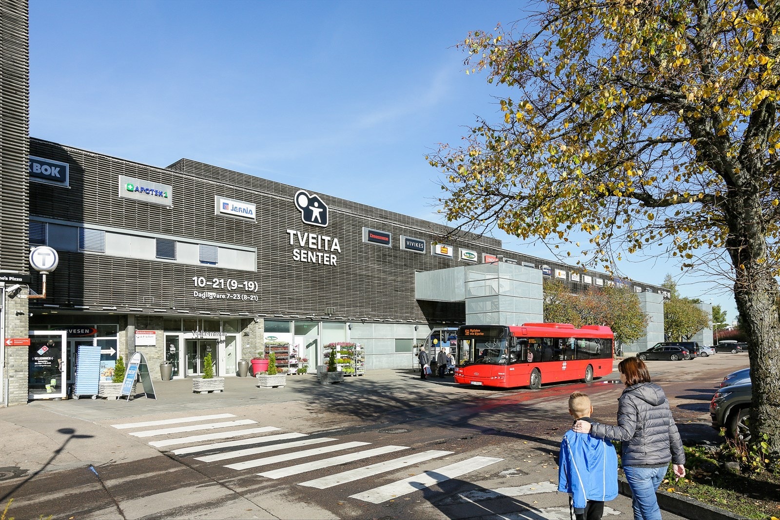 Tveita senter, som ligger kun noen minutters gange unna, tilbyr en rekke butikker. Både apotek, post, vinmonopol, kaféer, bank og flere spesialforretninger. Galleribilde