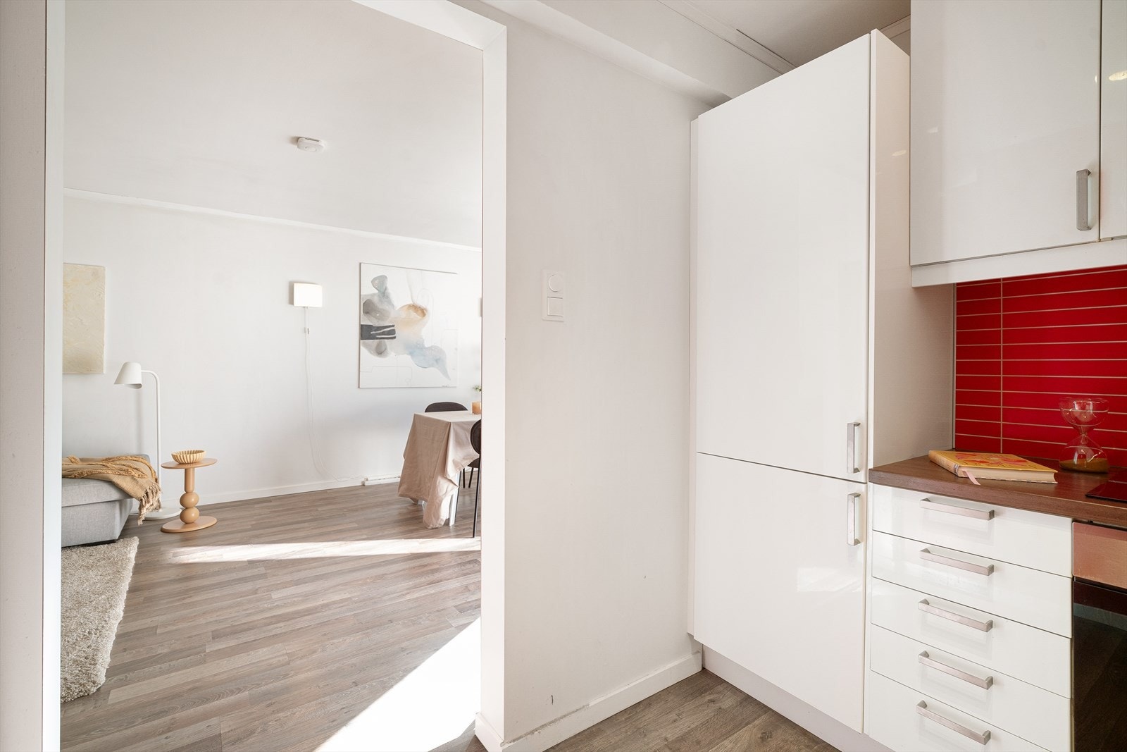 Kjøkkenet er plassert i en delvis åpen løsning mot stuen - Perfekt for deg som liker å være sosial imens du lager mat. Galleribilde