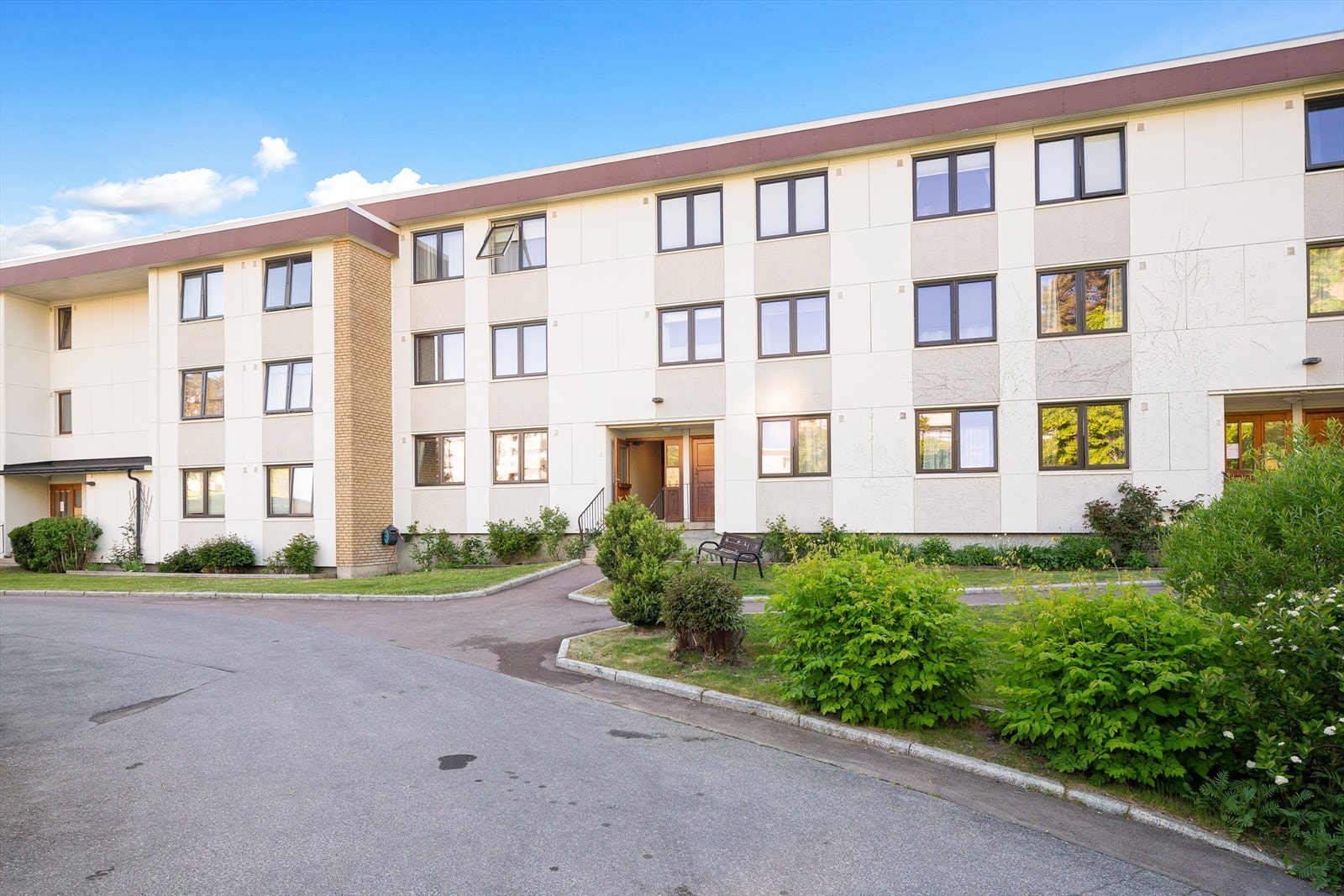 Boligen ligger i et etablert og veldrevet borettslag i et rolig og trygt boligområde på Tveita. Her bor du i grønne omgivelser, med velstelte fellesarealer og hyggelige nabolag. Galleribilde