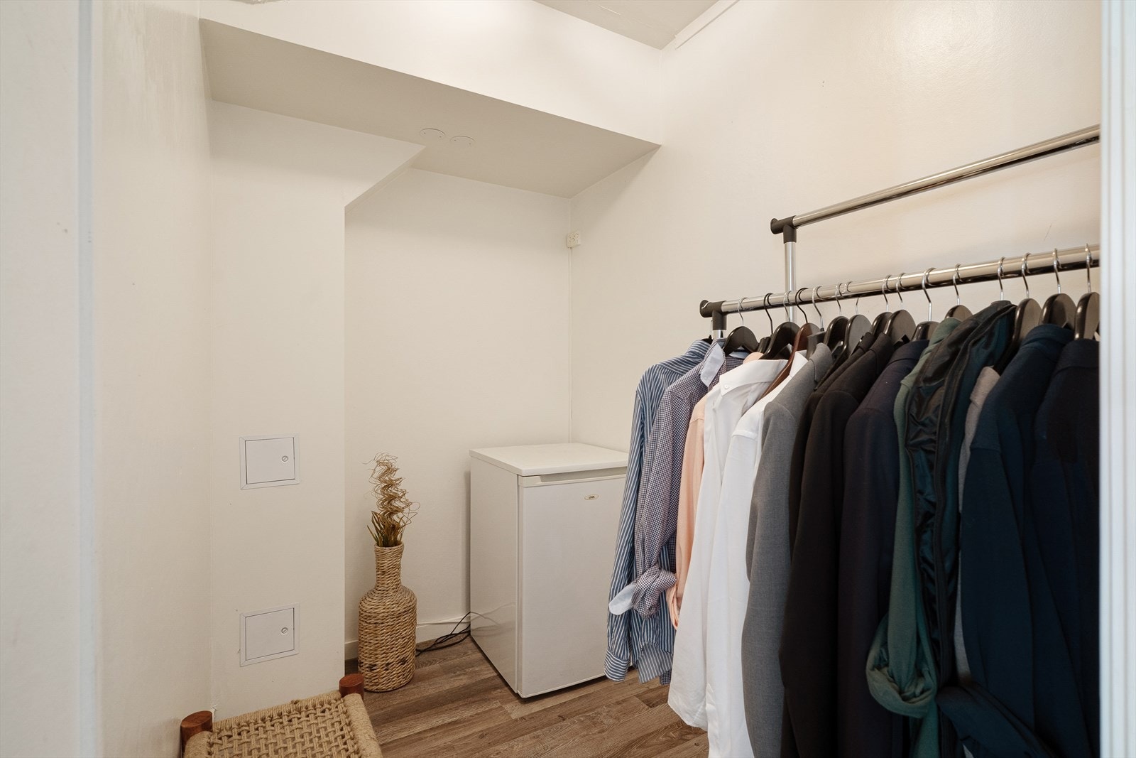 Praktisk rom som egner seg utmerket som både garderobe eller oppbevaringsrom. Galleribilde
