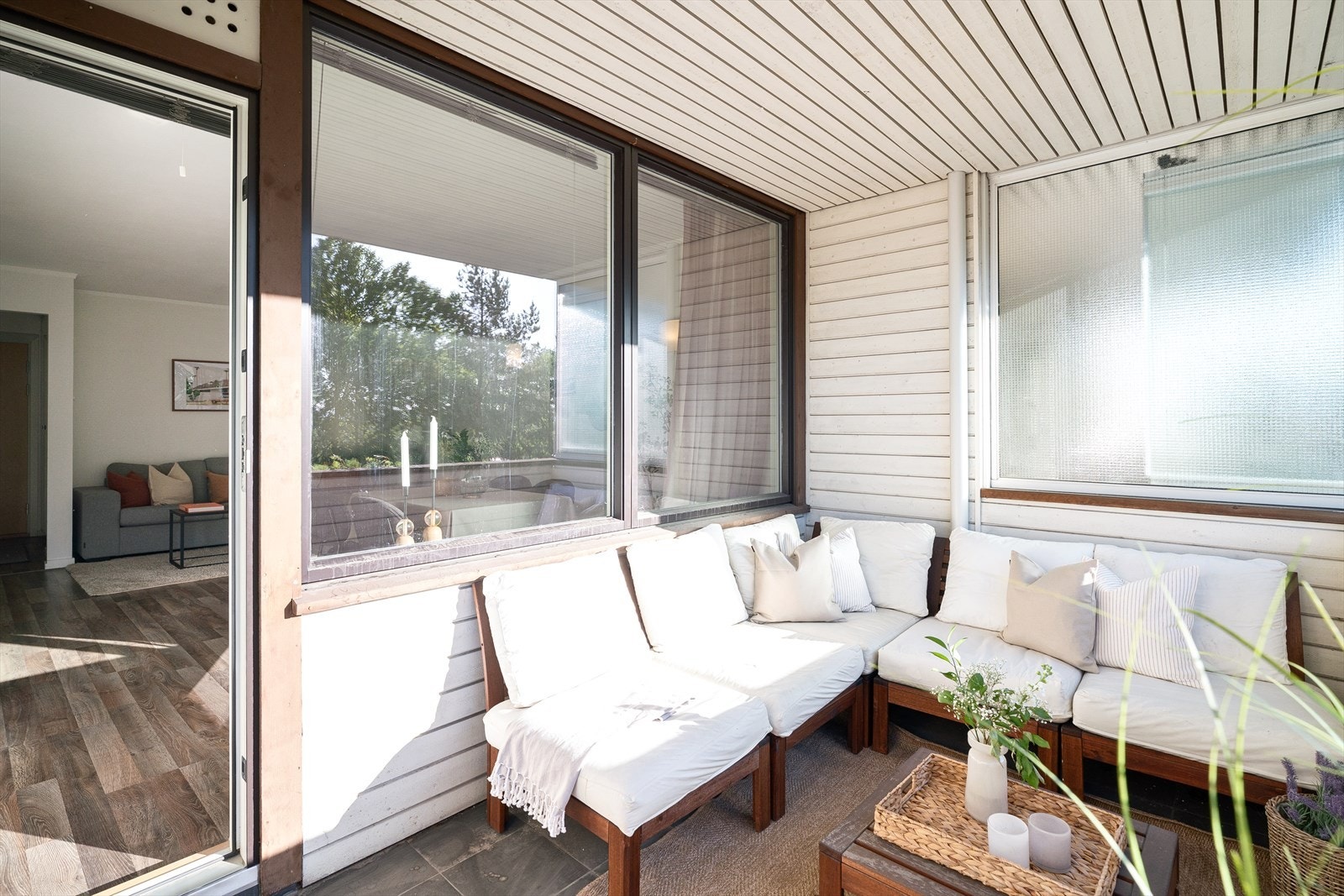 Den romslige balkongen fungerer som en naturlig forlengelse av stuen på sommerhalvåret - God plass til både sittegruppe og ønsket møblement. Galleribilde