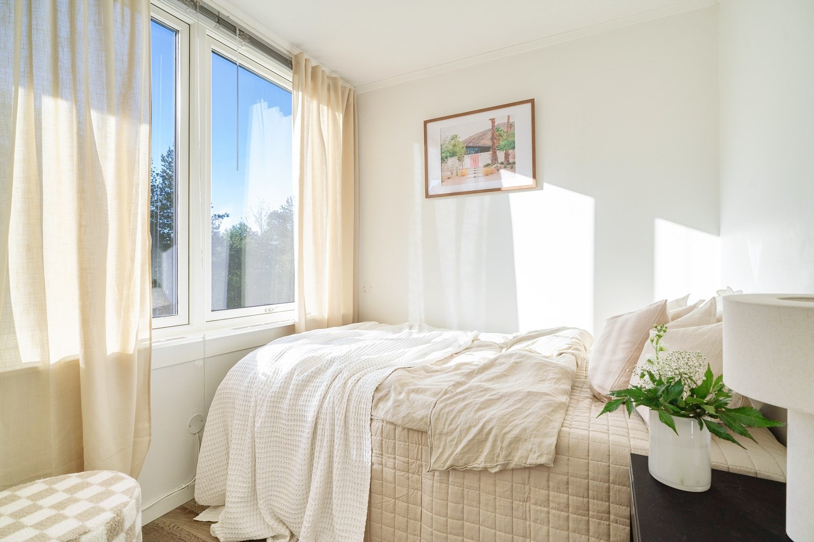 Soverommet har en behagelig atmosfære med plass til både dobbeltseng og øvrig soveromsmøblement. Galleribilde