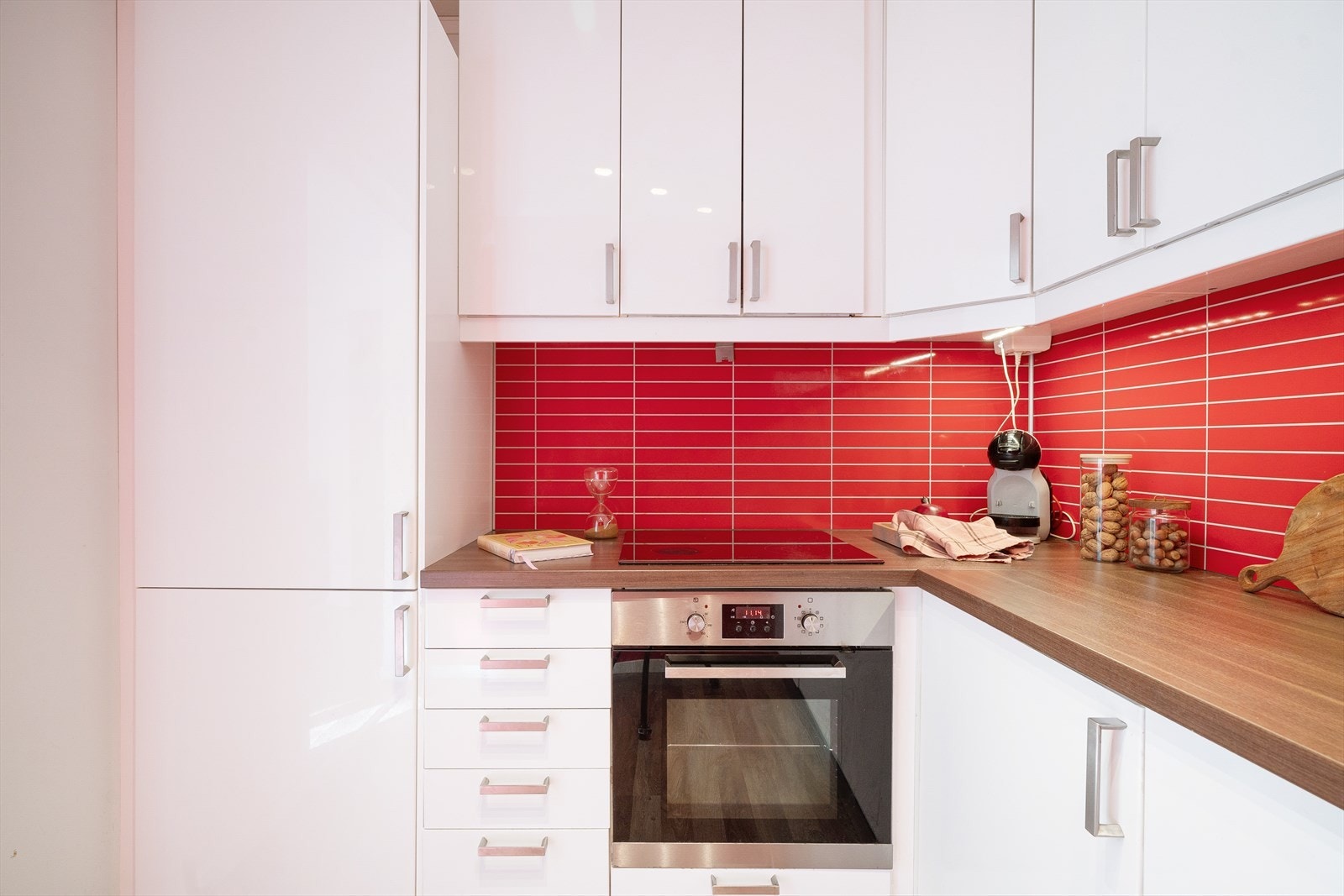 Stekeovn, platetopp, kjøleskap og oppvaskmaskin er integrert i innredningen. Galleribilde