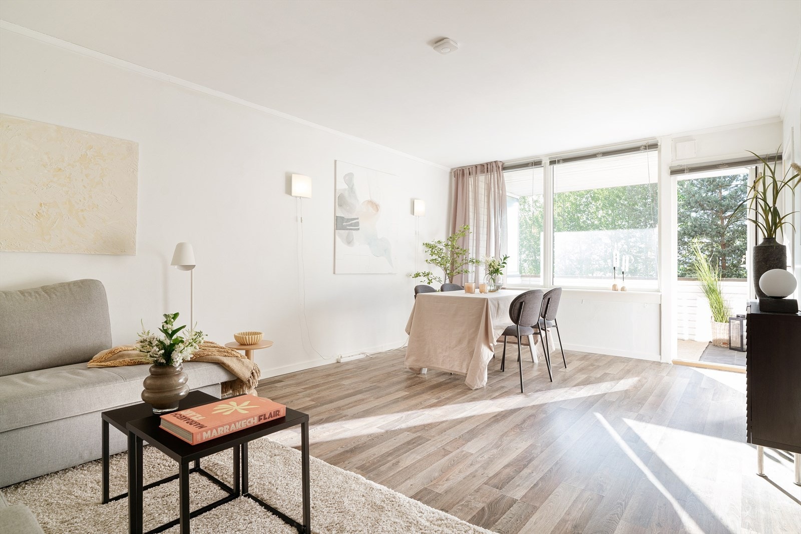 Stuen er av god størrelse og byr på flere innredningsmuligheter, enten du ønsker en enkel stil eller en mer personlig touch. Galleribilde