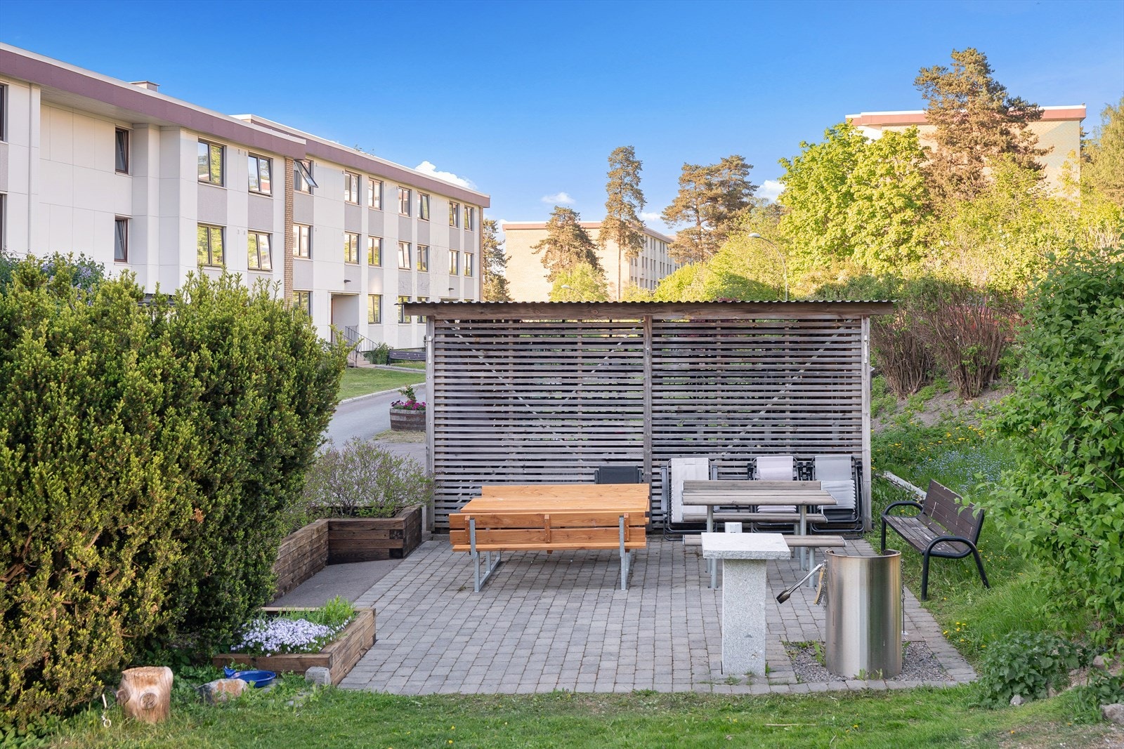 Uteområdene byr på flere hyggelige soner med sittegrupper - Perfekt for sosiale sammenkomster, lek eller en stille kaffepause i grønne omgivelser. Galleribilde