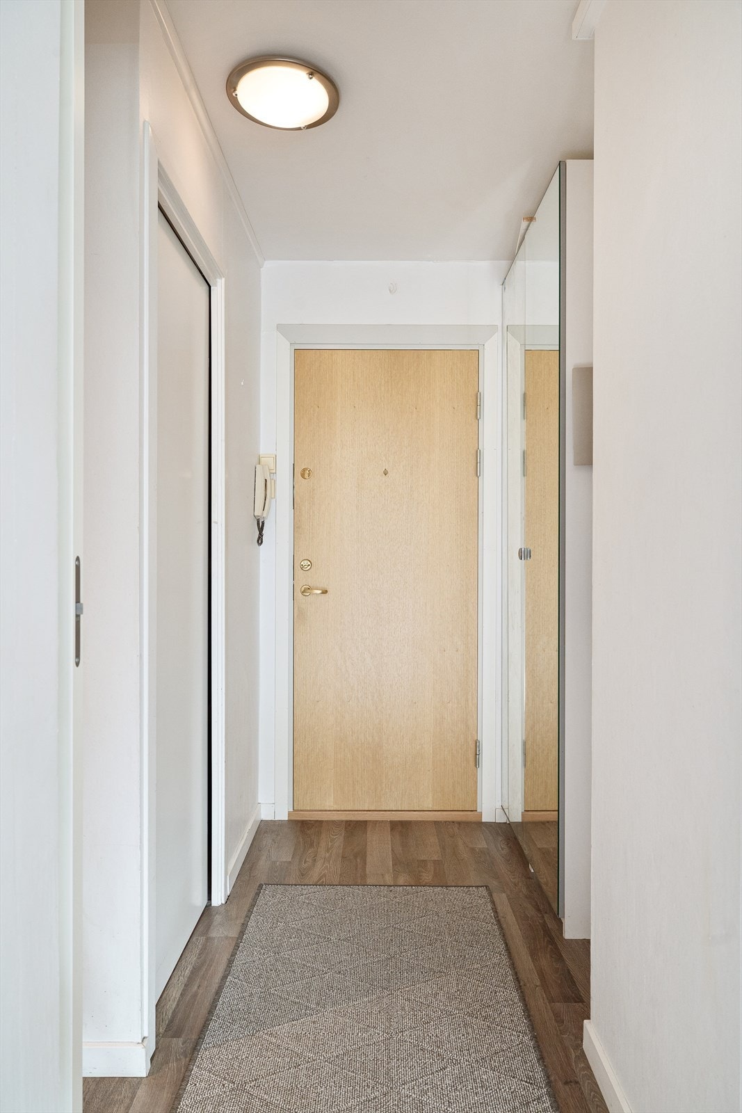 Velkommen inn! En lys entré som gir deg et godt førsteinntrykk - Oppbevaringsplassen ivaretas i garderobeskap med speilfronter. Galleribilde