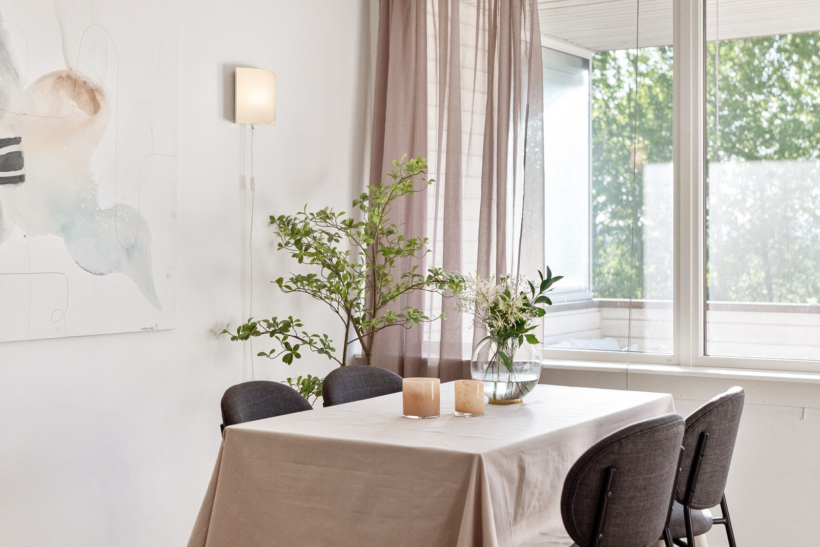 God plass til en større spisegruppe i stuen - Perfekt for både hverdag og selskap. Galleribilde