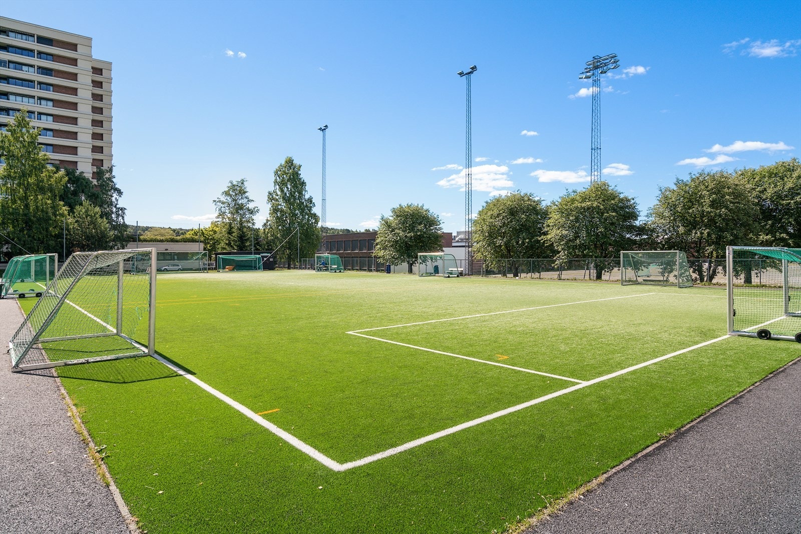 I nærområdet finner du også en rekke fritidstilbud for den aktive. Både idrettslag, fotballbaner, ballbinger og lekeplasser gjør området ideelt for barnefamilier. Galleribilde