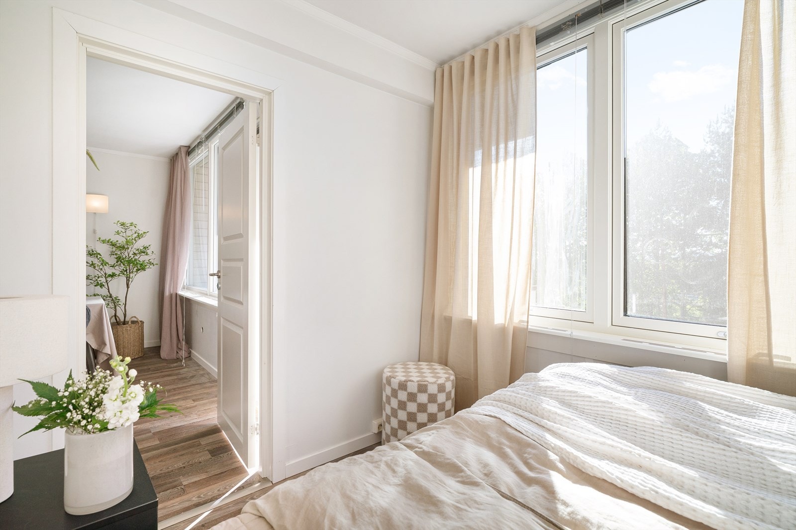 Stuen sett fra soverommet. Soverommet vender ut mot rolig gate. Galleribilde