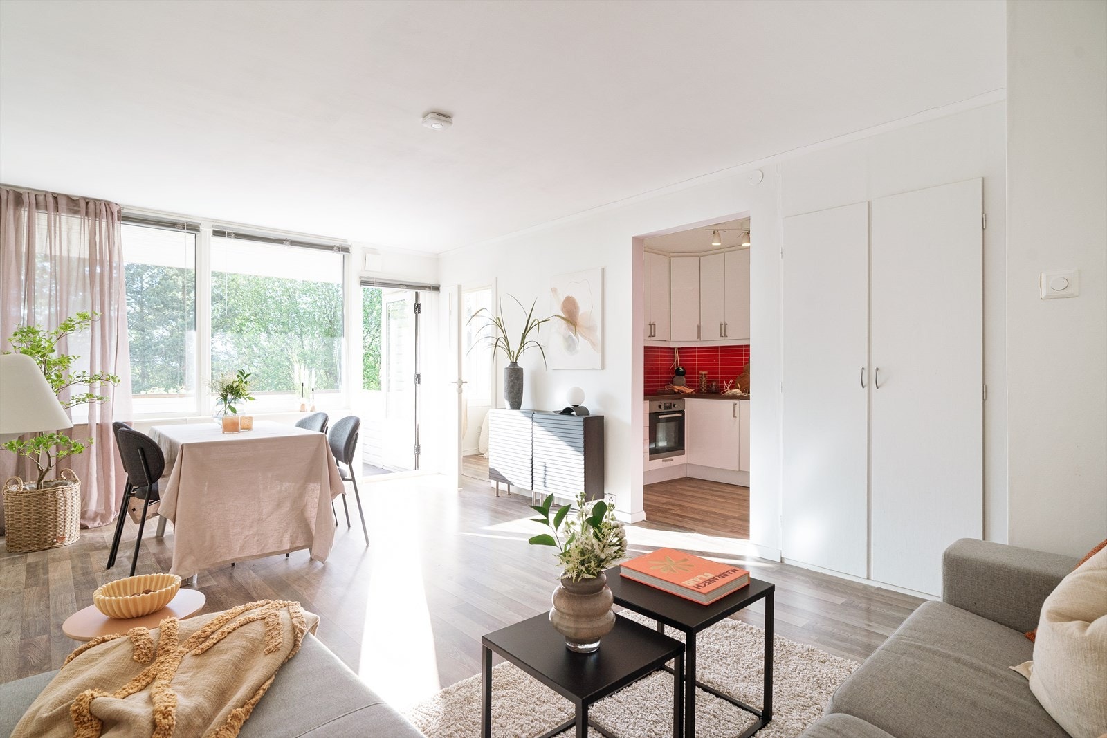 Du finner et praktisk innebygget oppbevaringsskap til høyre. Galleribilde