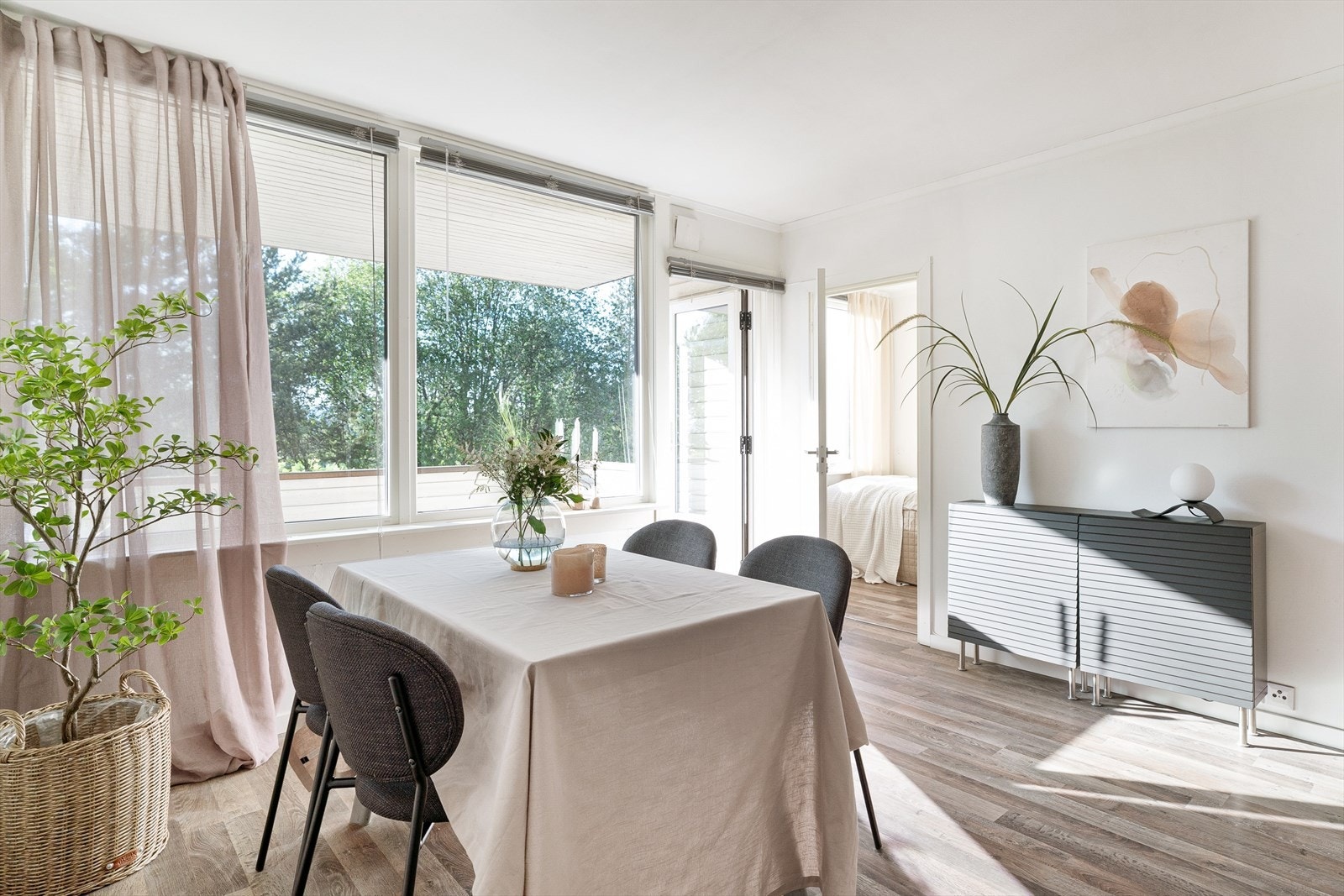 En lys og attraktiv 2-roms andelsleilighet med god standard og solrik balkong på 8 m² - Her bor du høyt og usjenert med flott utsyn, helt uten gjenboere. Galleribilde