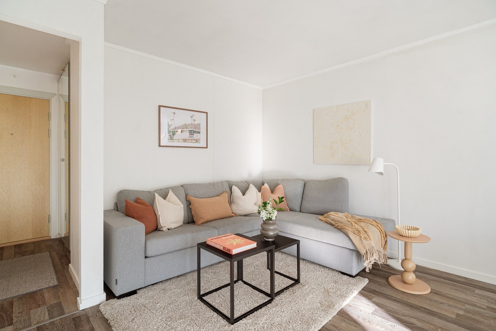 Det er god plass til en stor sofaseksjon med tilhørende møblement. Galleribilde