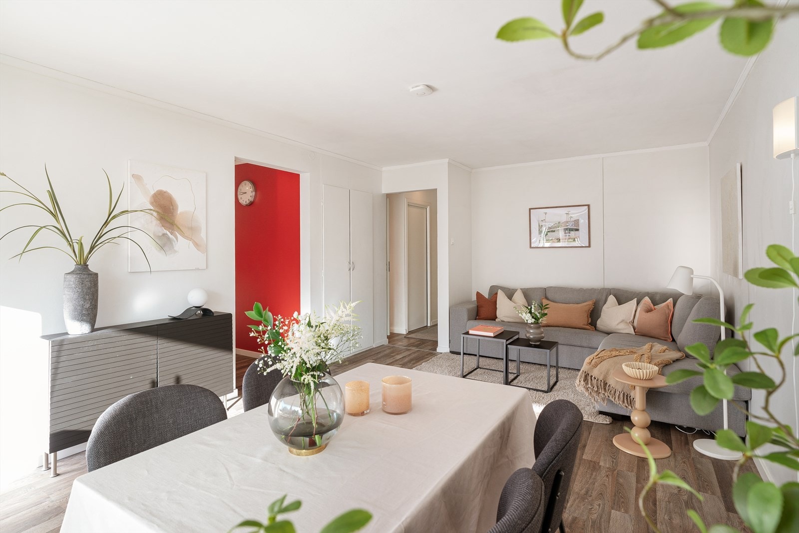 Planløsningen er funksjonell og det er en fin flyt mellom de ulike sonene i boligen. Galleribilde