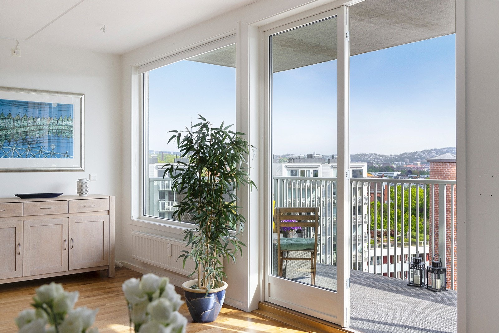 - Den tofløyede døren gir en sømløs overgang mellom inne og ute i sommerhalvåret - Galleribilde