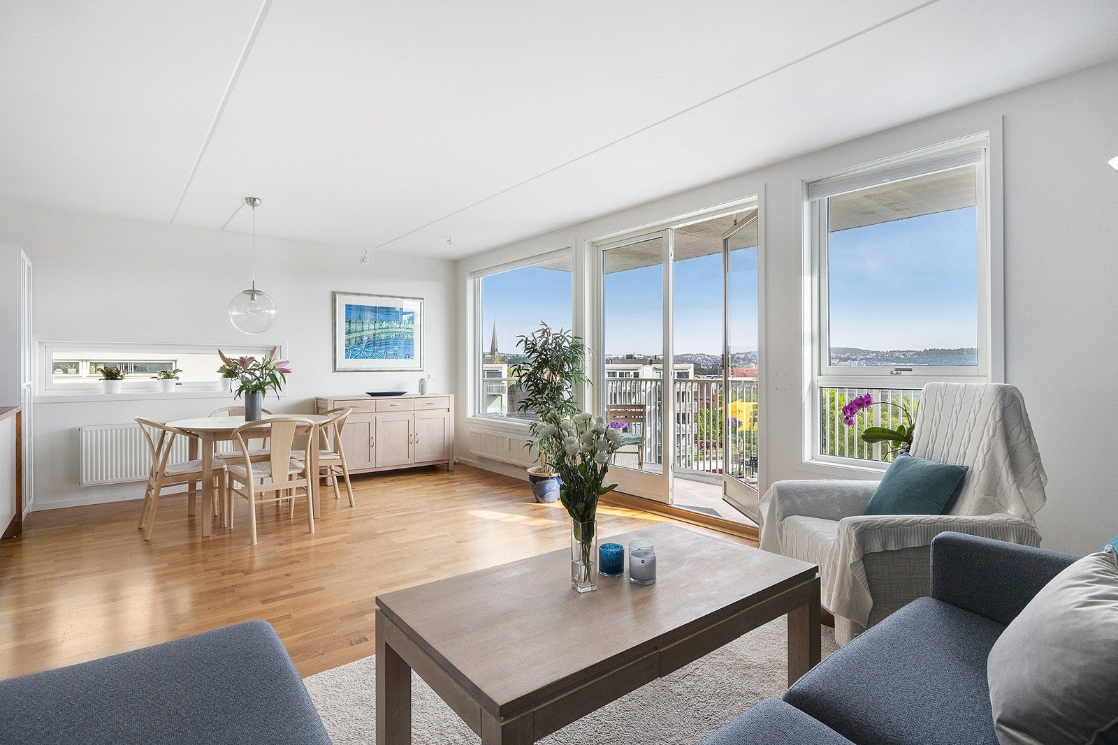 - Stue av god størrelse med god plass til sofagruppe, spisebord, skap og mediemøbler - Galleribilde