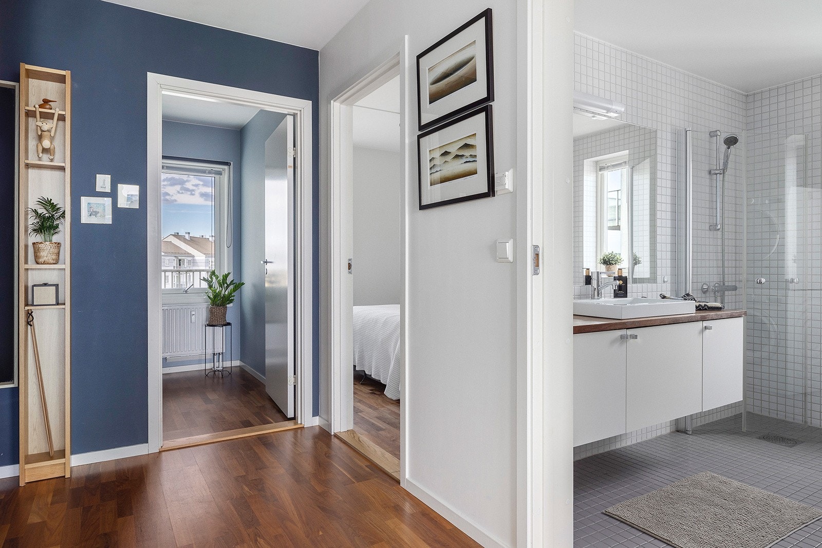 - Det er direkte tilgang til praktisk bod/omkledningsrom med god oppbevaringsplass - Galleribilde