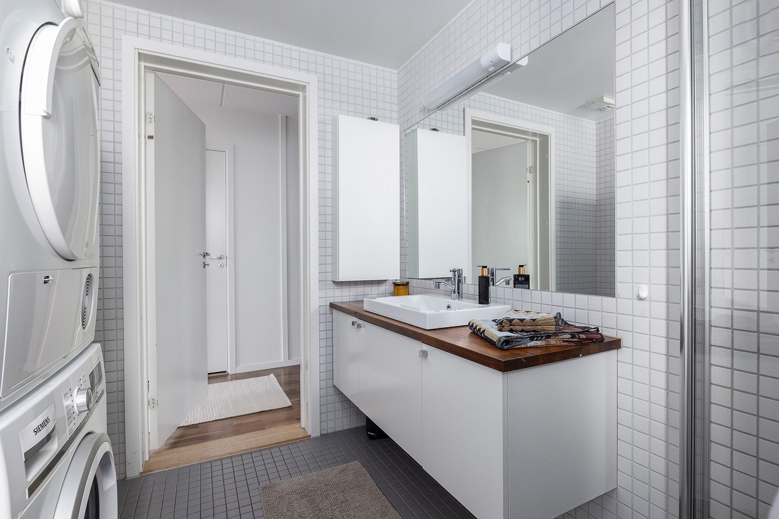 - Inneholder servant med innredning, speil med belysning, vegghengt toalett og dusjhjørne med svingbare glassdører. Det er opplegg for vaskemaskin og tørketrommel i søyleløsning - Galleribilde