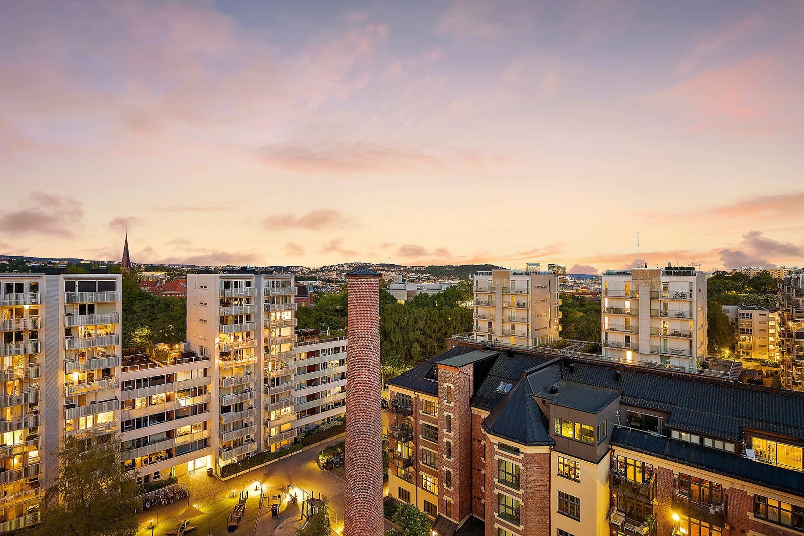 - Fra leiligheten og balkongen er det upåklagelig utsikt mot Barcode, Oslofjorden og ikoniske bygninger - Galleribilde