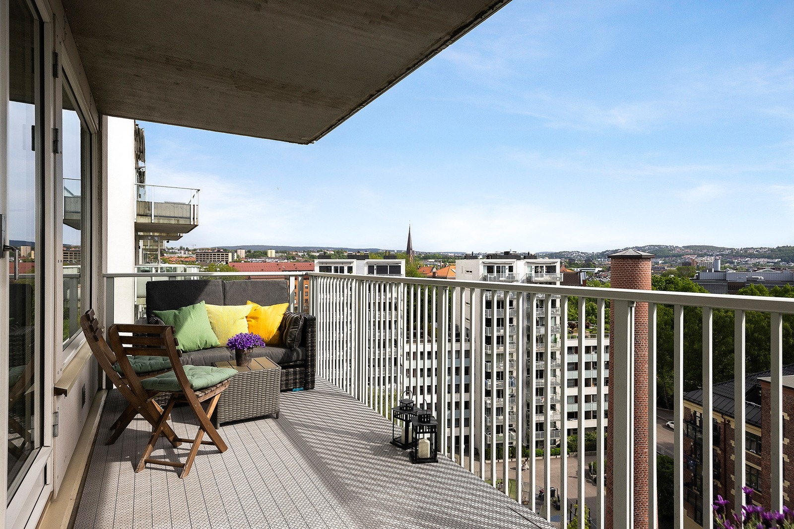 - Balkongen har gulv av betong med plastheller, metallrekkverk, utelys og stikkontakt - Galleribilde