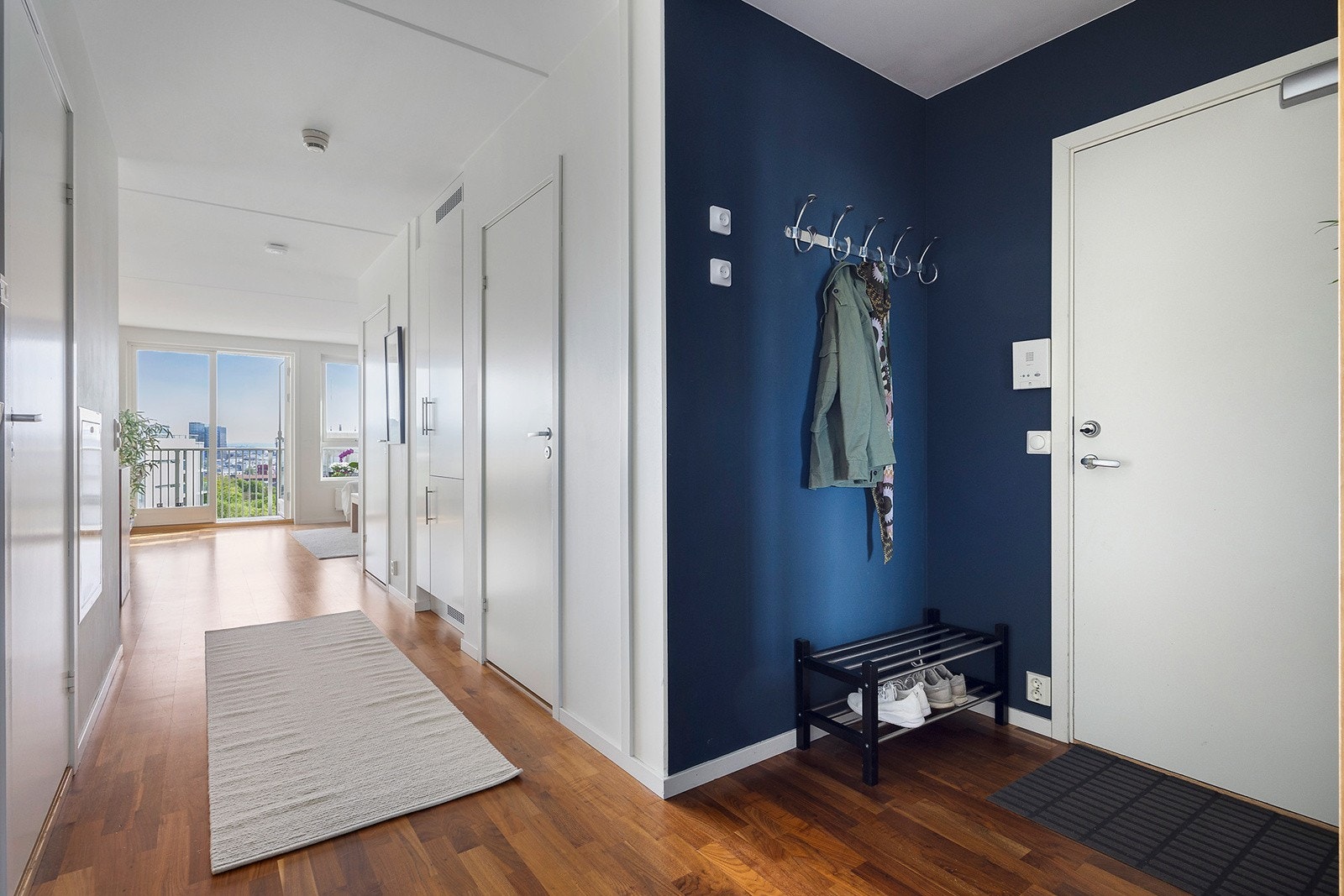 - Entréen er lys og innbydende, med plass til å henge fra seg yttertøy og sko - Galleribilde