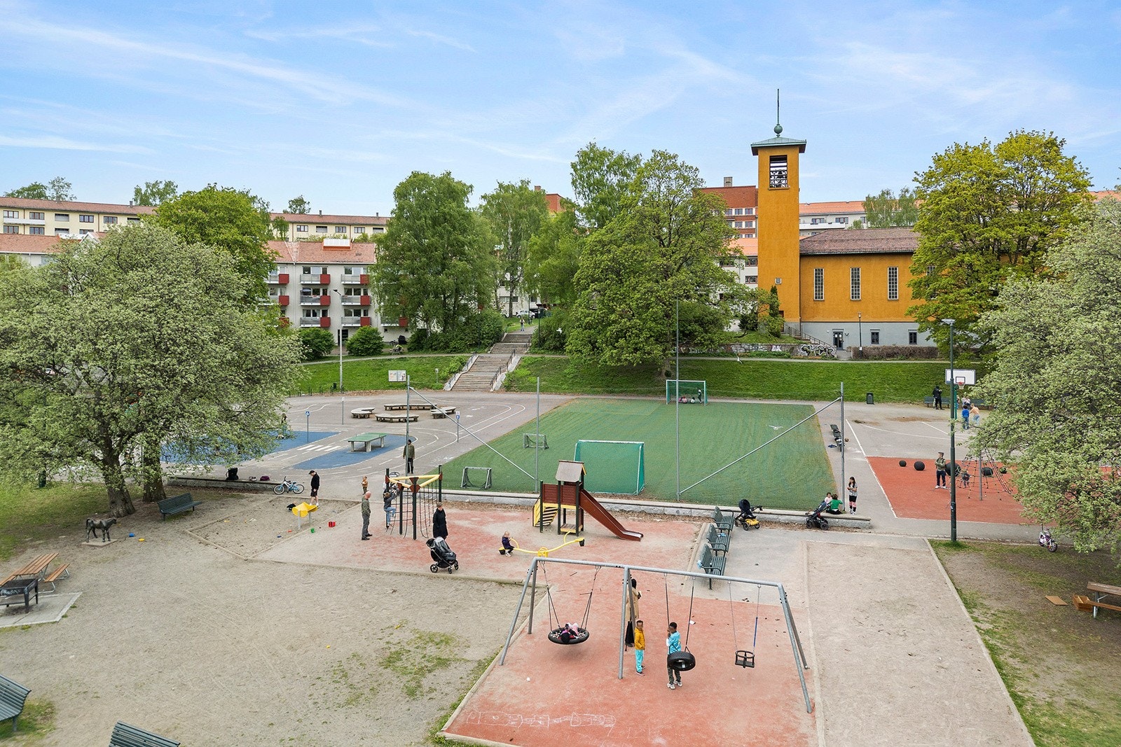 - Iladalen park byr på et flott aktivitetsanlegg med lekeapparater, sykkelbane, trampoliner og kunstgressbane - Galleribilde