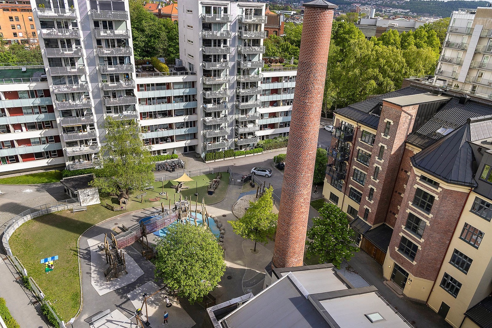 - Det er et pent opparbeidet gårdsrom med plen, beplantning og adkomst til garasje og gangveier - Galleribilde