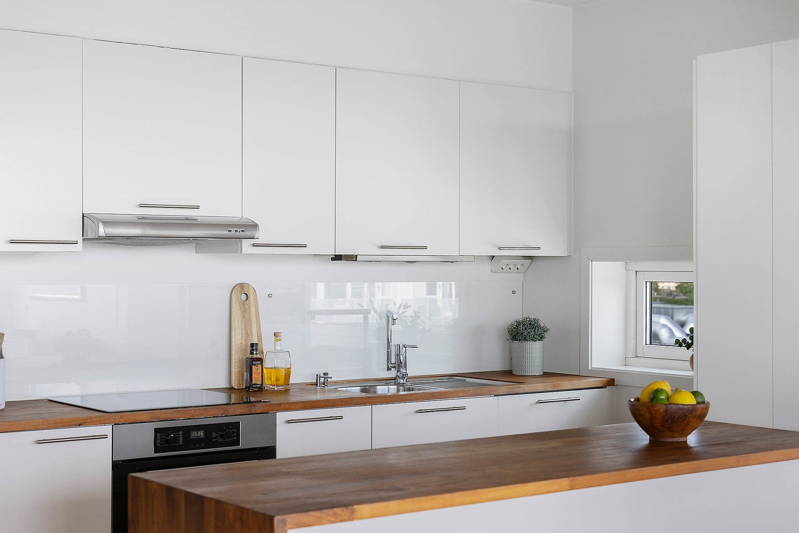 - Ventilator er tilkoblet avtrekkskanal, og overskap har belysning og stikkontakter under - Galleribilde