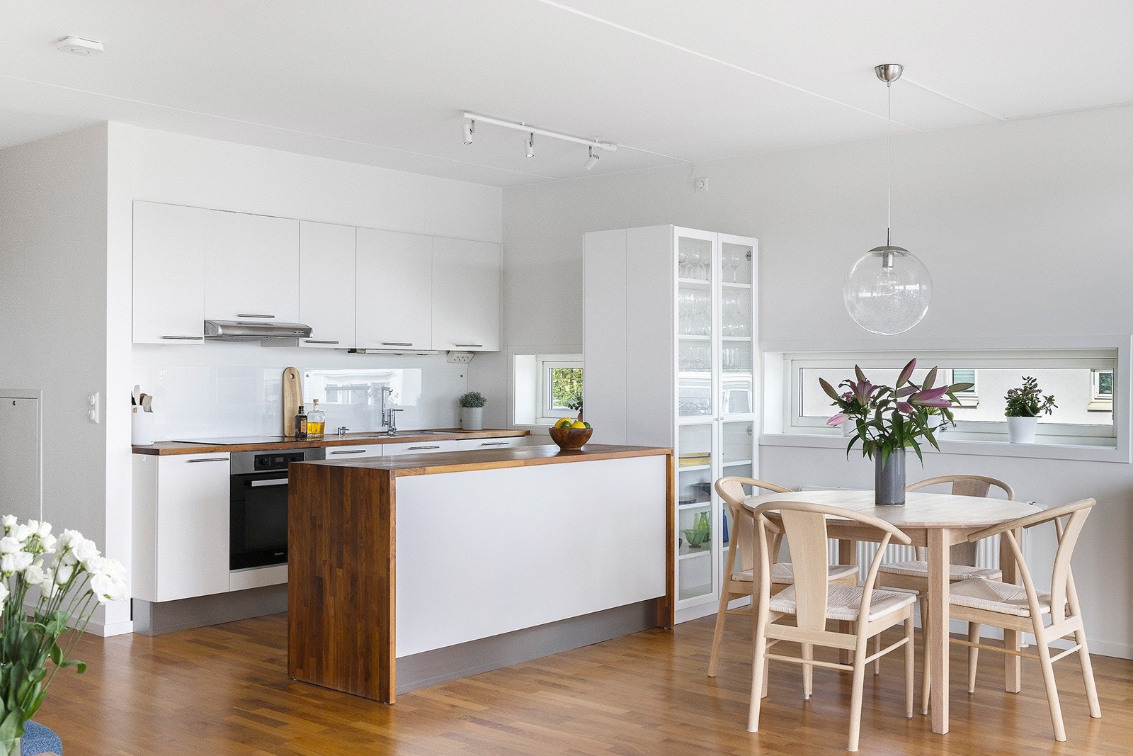 - Kjøkkenøya gir ekstra benkeplass og oppbevaring, samt en perfekt plass for matlaging med byutsikt - Galleribilde