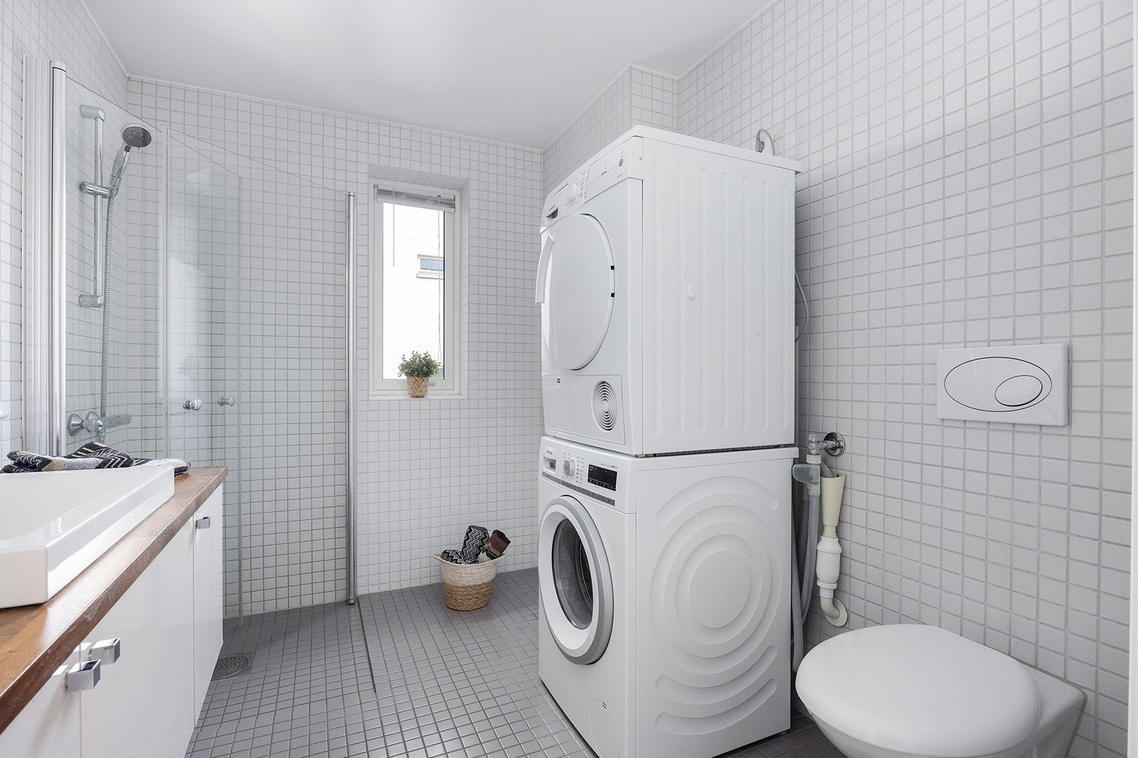 - Delikat, flislagt bad med vannbåren gulvvarme og naturlig lys fra vindu - Galleribilde